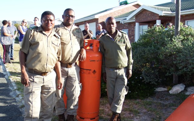 Drie van die paar Seevisserye se Inspekteurs wat spontaan van die gasbottels begin uitdra het, met vlnr Patrick Tities, Winston Bush en ZiHié Diko  